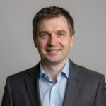 Портрет уверенного российского бизнесмена на нейтральном фоне для раздела техосмотра корпоративного автопарка