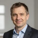 Портрет уверенного российского бизнесмена на нейтральном фоне для раздела техосмотра корпоративного автопарка